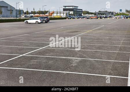 Parkplatz mit leeren Flecken Stockfoto