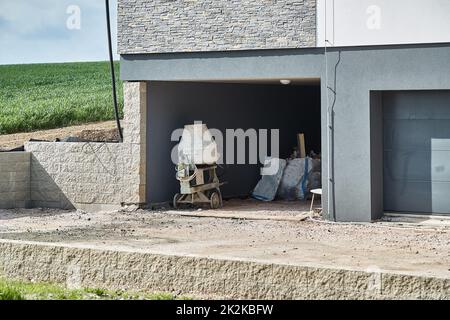 Betonmischer in einer Garage Stockfoto