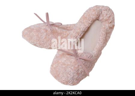 Hausschuhe isoliert. Nahaufnahme eines weiblichen rosa warmen und weichen, gemütlichen Frottee-Pantoffeln auf weißem Hintergrund. Damenschuhe. Stockfoto