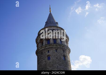 Istanbul, Türkei - Agust 08, 2022: Der berühmte Galata-Turm in Istanbul, Türkei. Dies ist eine beliebte Touristenattraktion in der Stadt. Stockfoto