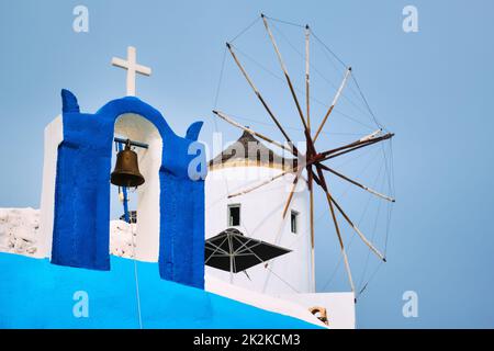 Alte griechische Windmühle auf Santorini Insel in Oia Stadt mit Treppen in der Straße. Santorini, Griechenland Stockfoto