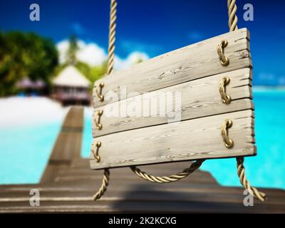Alte Holzplanke mit Seil im Hintergrund des Ferienresorts. 3D Abbildung Stockfoto