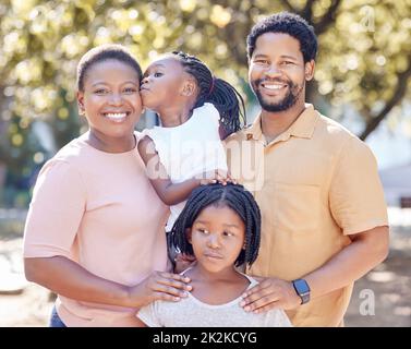 Schwarze Familie, Spaß im Freien und Lächeln der Eltern, die sich an einem sonnigen Tag mit ihren Kindern verbinden und Freizeit mit ihnen verbringen. Porträt von glücklichen Mann und Frau Stockfoto