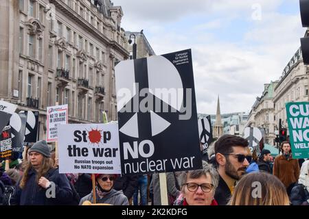 London, Großbritannien. 6.. März 2022. Plakat „No Nuclear war“. Anti-Kriegs-Demonstranten marschierten durch Central London, um gegen den Angriff Russlands auf die Ukraine, die Erweiterung der NATO und den Atomkrieg zu protestieren. Stockfoto