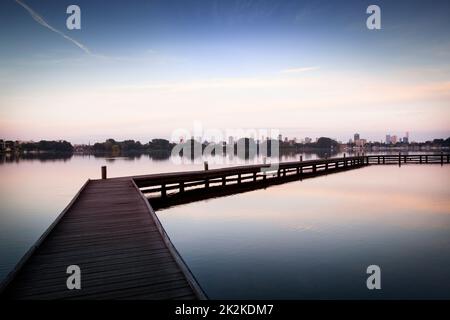 Steg in der Kralingse Plas mit der Skyline von Rotterdam im Hintergrund Stockfoto