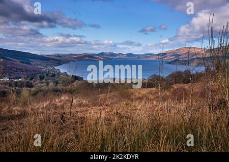 Am Vormittag und Blick auf Loch Fyne mit Häusern an der Küste in Strachur Bay. Südlich von den Hügeln oberhalb von Strachur. Argyll und Bute Stockfoto