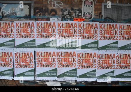 Berlin, Deutschland - September, 2022 - Freitags für zukünftige Plakate in der Sonnenallee in Neukölln. (Foto von Markku Rainer Peltonen) Stockfoto