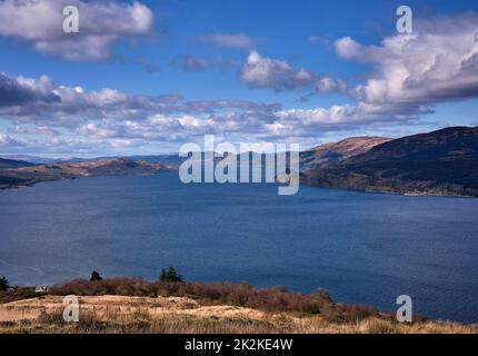 Am Vormittag und Blick südwestlich entlang des Loch Fyne von den Hügeln über Strachur. Argyll und Bute Stockfoto