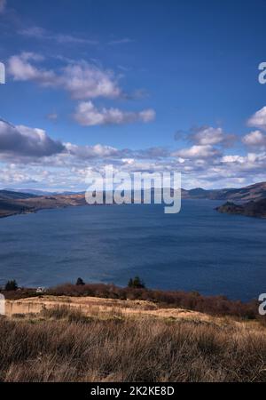 Am Vormittag und Blick von oben auf Strachur auf Loch Fyne. Argyll und Bute Stockfoto