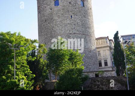 Istanbul, Türkei - Agust 08, 2022: Der berühmte Galata-Turm in Istanbul, Türkei. Dies ist eine beliebte Touristenattraktion in der Stadt. Stockfoto