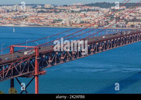 19. Februar 2022, Lissabon, Portugal. Die Brücke 25 de Abril ist eine Brücke, die die Stadt Lissabon mit der Gemeinde Almada am linken Ufer des Tejo, Lissabon, verbindet Stockfoto