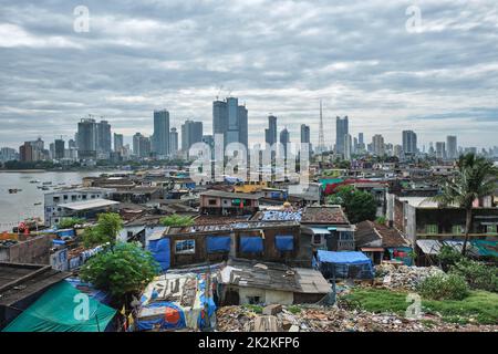 Blick auf die Skyline von Mumbai über Slums in Bandra Stockfoto