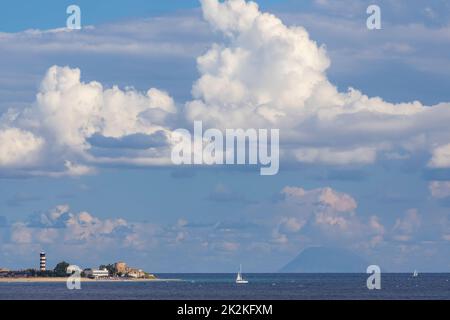 Capo Peloro Leuchtturm in Punta del Faro an der Meerenge von Messina, nordöstlichste Landzunge Siziliens, Italien Stockfoto