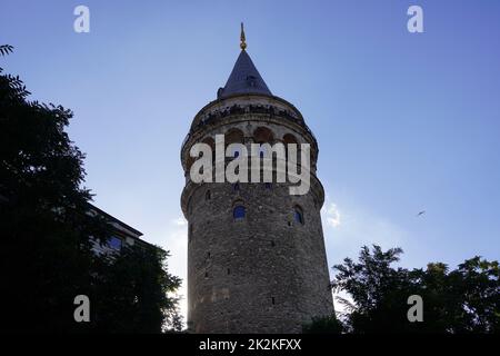 Istanbul, Türkei - Agust 08, 2022: Der berühmte Galata-Turm in Istanbul, Türkei. Dies ist eine beliebte Touristenattraktion in der Stadt. Stockfoto