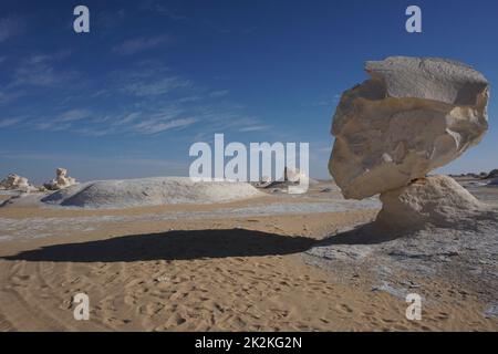 Langer Schatten einer kopfförmigen Felsformation in der weißen Wüste Stockfoto