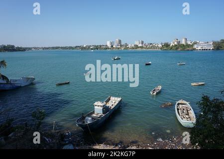 Uferpromenade in Mombasa mit ein paar Fischerbooten Stockfoto