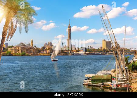 Segelboote am Pier in Kairo, schöner sonniger Blick auf den Tag, Ägypten Stockfoto