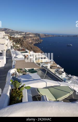 Weiß getünchte Häuser mit Terrassen und Pools und einer schönen Aussicht in Imerovigli auf der Insel Santorini, Griechenland Stockfoto