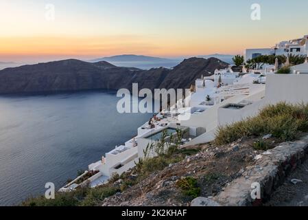 Weiß getünchte Häuser mit Terrassen und Pools und einer schönen Aussicht in Imerovigli auf Santorini Stockfoto