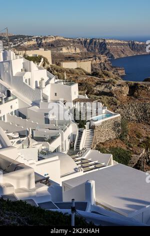 Weiß getünchte Häuser mit Terrassen und Pools und einer schönen Aussicht in Imerovigli auf der Insel Santorini, Griechenland Stockfoto