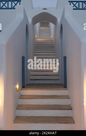 Schmale Steintreppen, ein traditionelles Stück Architektur auf der Insel Santorini. Stockfoto