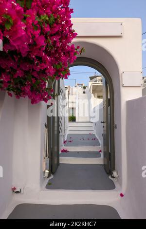 Schmale Steintreppen, ein traditionelles Stück Architektur auf der Insel Santorini. Stockfoto