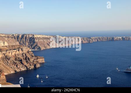 Panoramablick auf die Caldera-Klippen von Santorini vom Dorf Imerovigli auf der Insel Santorini, Griechenland Stockfoto