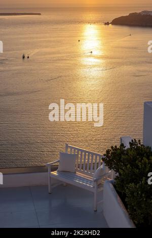 Sonnenuntergang über Santorini von Imerovigli aus gesehen. Kykladen, Griechenland Stockfoto