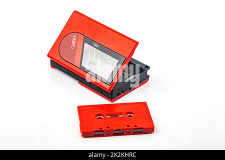 Klassischer Audio-Kassettenspieler mit roter Kassette Stockfoto