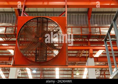 Große industrielle Kühlerlüfter in der Fabrik für geringere Betriebstemperatur Stockfoto
