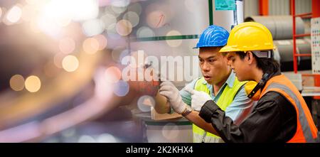 Zwei Arbeiter, die in der Fabrik arbeiten Stockfoto