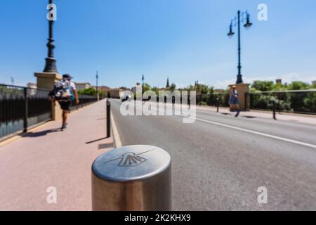 Logroño, Spanien. 5. August 2022. Ein Wegweiser zeigt die Route in Richtung Santiago de Compostela sowie die Passungen des Ebro und des Logroño in La Rja, Spanien Stockfoto