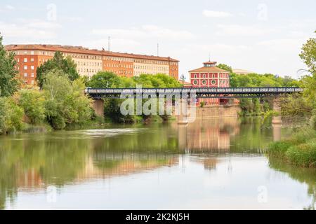 Panoramablick auf den Ebro und den Puente de Hierro, der durch Logroño, La Rja, Spanien fließt Stockfoto