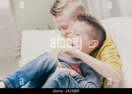 Zwei liebevolle Brüder, die einen harten Sturz genießen Stockfoto