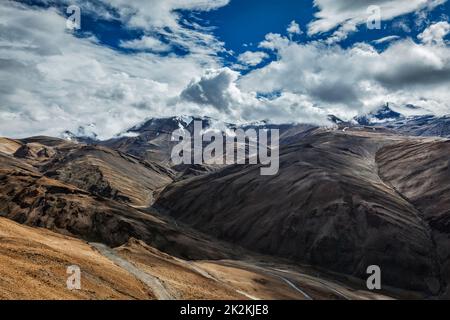 Himalaya-Landschaft in der Nähe von Tanglang-La pass. Ladakh, Indien Stockfoto