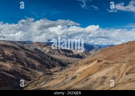 Himalaya-Landschaft in der Nähe von Tanglang-La pass. Ladakh, Indien Stockfoto