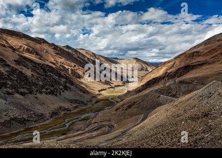 Himalaya-Landschaft in der Nähe von Tanglang-La pass. Ladakh, Indien Stockfoto