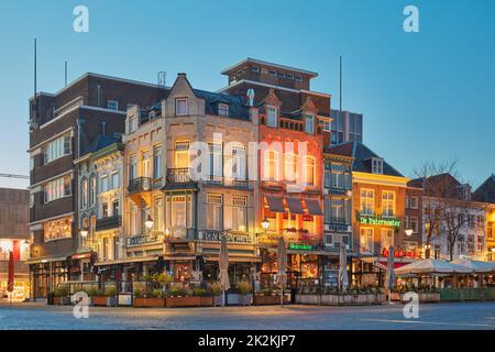 Den bosch, Niederlande - 21. Dezember 2021: Bars und Restaurants auf dem zentralen Marktplatz 'Markt' im Stadtzentrum von Den Bosch, Niederlande Stockfoto
