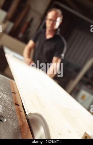 Schreiner- oder Holzarbeiten in einer Werkstatt Stockfoto