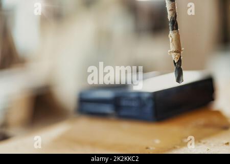 Nahaufnahme einer Bohrmaschine in einer Holzfabrik Stockfoto