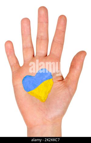 Bemaltes Herz auf der Kinderhand in blau-gelben Farben der ukrainischen Flagge Stockfoto