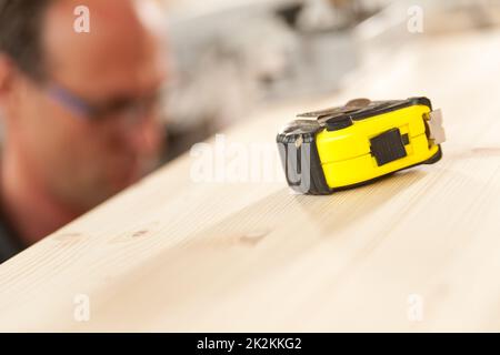 Maßband im Fokus in der Zimmermannswerkstatt Stockfoto