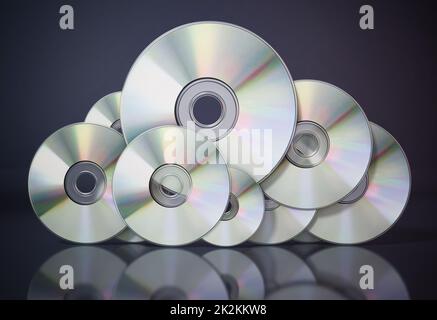 Als Cloud-Symbol angeordnete DVDs oder CDs. Datenspeicherkonzept. 3D Abbildung Stockfoto