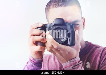 Hohes Porträt eines Schwarzen Fotografen mit Kamera Stockfoto