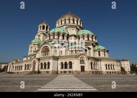 Blick auf die St. Alexander-Newski-Kathedrale in Sofia mit Fußgängerüberweg vor dem Hotel Stockfoto