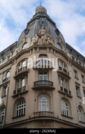 Wunderschönes und aufwändiges Gebäude in der Innenstadt von Sofia Stockfoto