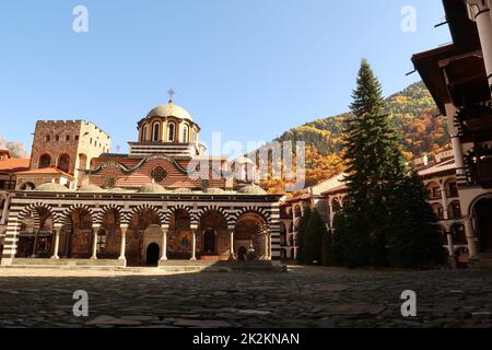 Blick auf den Innenhof des Klosters Rila mit seiner berühmten Hauptkirche Stockfoto