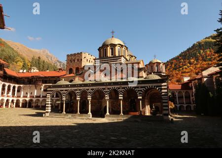 Malerischer Blick auf den Innenhof des Klosters Rila mit seiner Hauptkirche Stockfoto