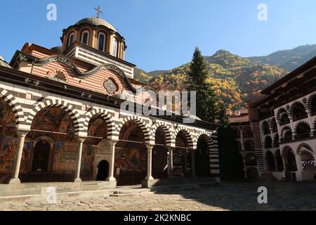 Blick auf die berühmte Hauptkirche des Rila-Klosters im Herbst Stockfoto