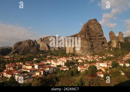 Blick über Kastraki mit Felsformationen im Hintergrund, Meteora-Klöster Stockfoto